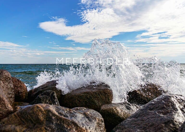 Ostseebild mit Gischt und Wellen