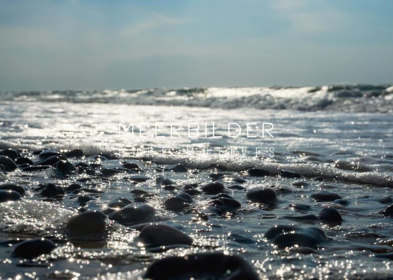 Wandbild für das Wohnzimmer mit Steinen am Spülsaum