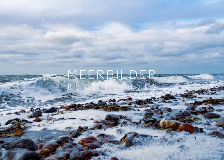 Ostseebild mit Steinstrand und Wellen