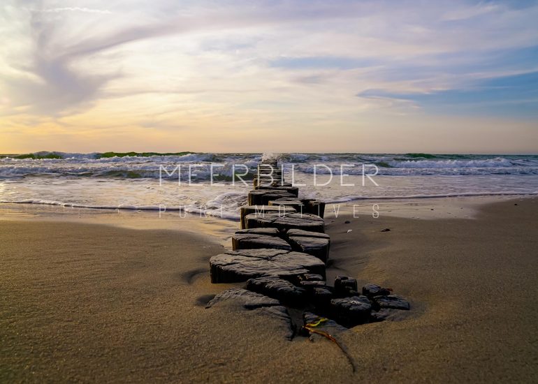 Strandbilder mit Buhnen an der Ostsee und Nordsee