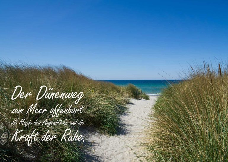 Kalenderbild mit Ostseedünen und spirituellem Text für Kalender 2026