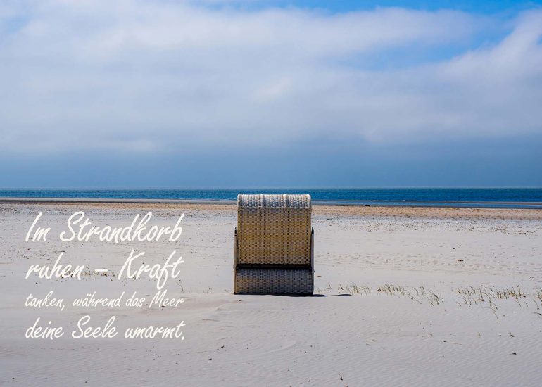 Kalenderbild mit weitem Strand und spirituellem Text für Kalender 2026