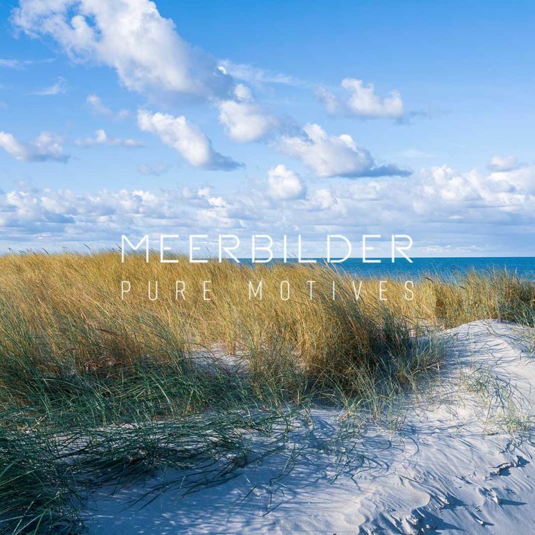 Maritimes Leinwandbild: Dünen am Weststrand in Mecklenburg-Vorpommern unter leicht bewölktem Himmel.