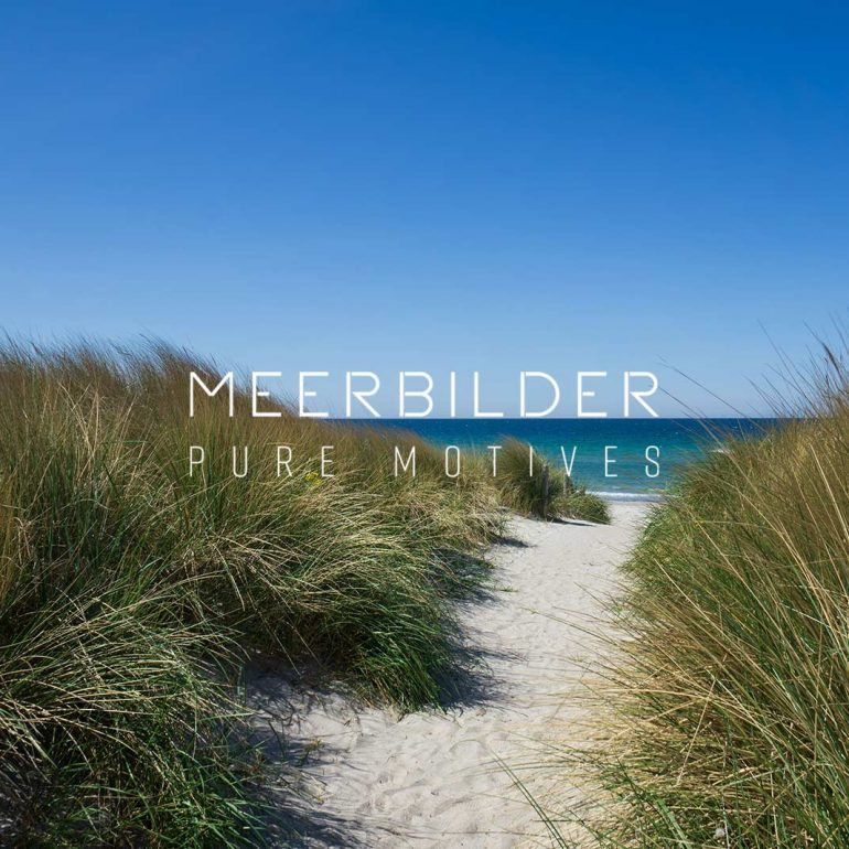 Strandbild Ostsee auf Leinwand: Schmaler Dünenweg mit Fokus auf rauschendem Dünengras und blauem Wasser.