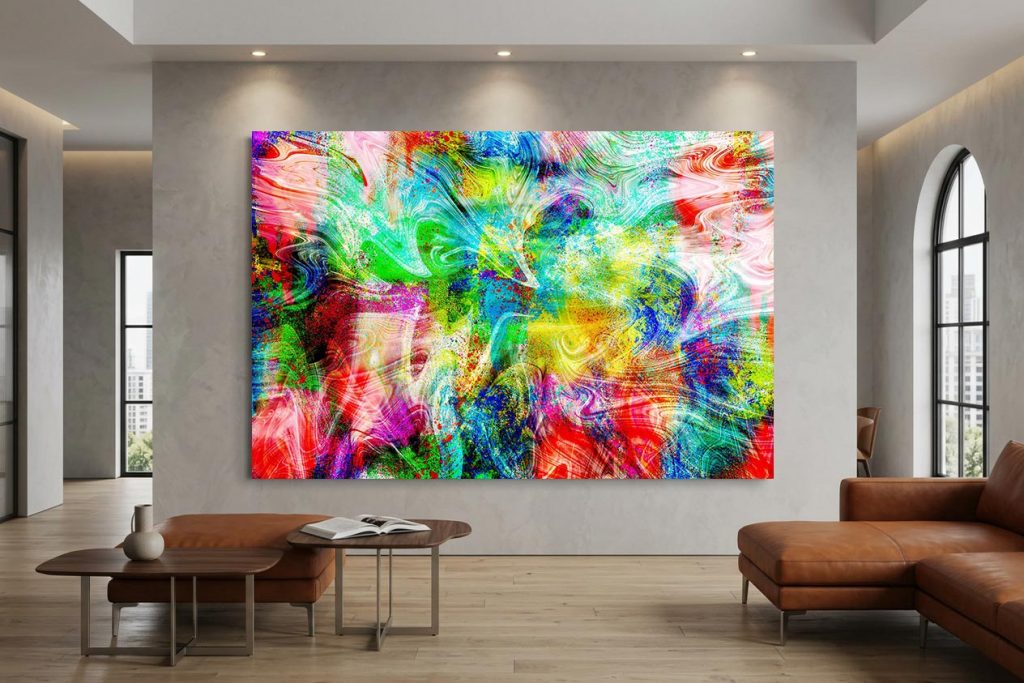 Abstraktes Kunstwerk NO55. BE! mit Smaragdgrün und Rot in einem hellen Stadtloft mit Ledersofa und Rundbogenfenstern.