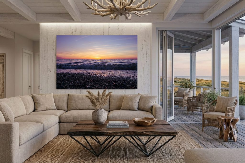 Modernes Strandhaus an der Nordsee. Wohnzimmer im Hamptons Stil mit lila Sonnenuntergang Fotografie auf weißen Holzpanelen.