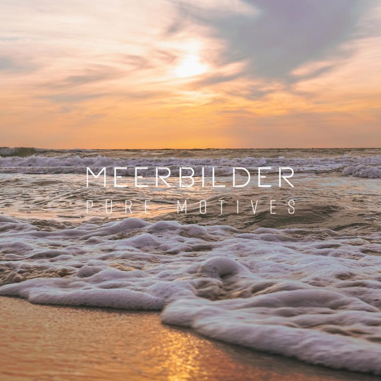 Meerbild Ostsee Leinwand: Sanft auslaufende Wellen am Strand im goldenen Licht der Abendsonne.