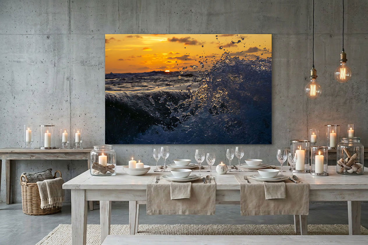 Fotografie einer brechenden Nordsee-Welle in einem modernen Wohnzimmer-Mockup (KI-generiert)