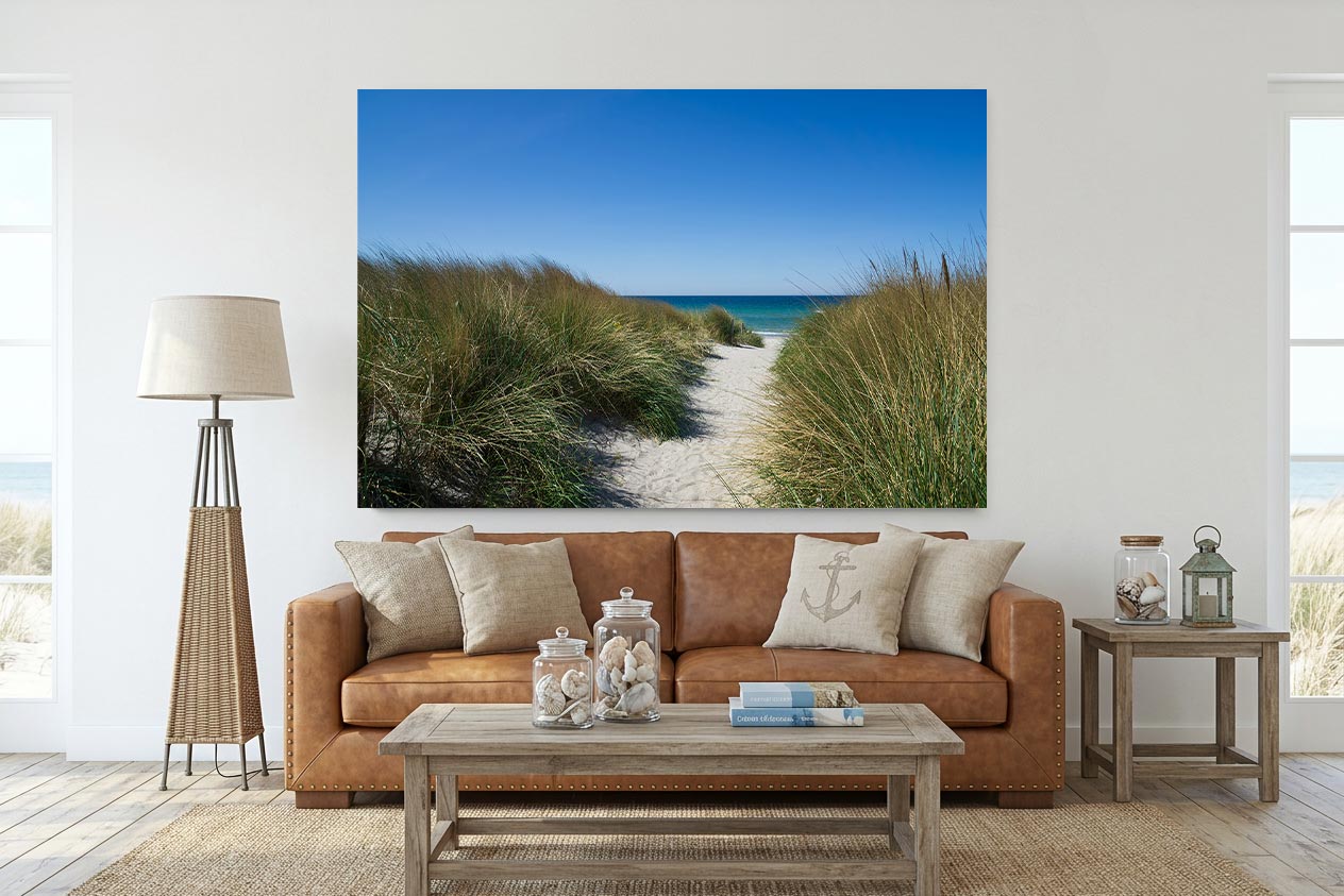 Modernes Strandhaus Wohnzimmer mit großem Ostsee Dünenbild an der Wand