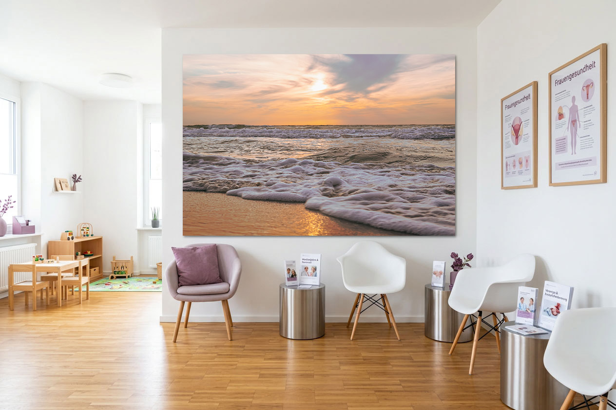 Bilder für Arztpraxis: XXL Alu-Dibond Wandbild mit goldgelbem Strand und lila Abendhimmel im modernen Wartezimmer mit Kinderspielecke.
