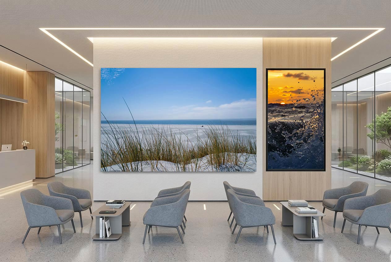 Bilder für Krankenhaus Flur: XXL Wandbild kombiniert mit digitalem Hochformat-TV-Screen und Welle im modernen Krankenhausflur.
