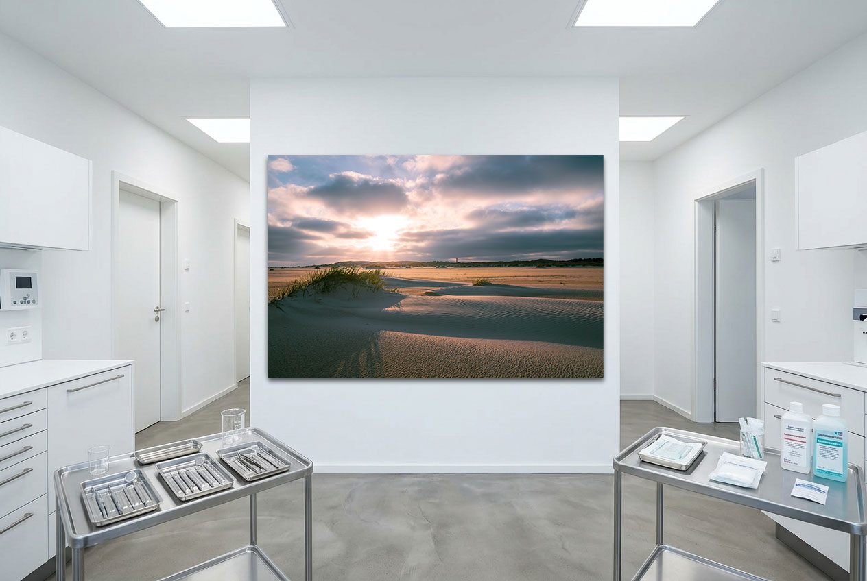 Bilder für Praxis Behandlungsräume: XXL Alu-Dibond Meerbild mit sanften Dünen auf Amrum an Wand im Behandlungsraum einer Zahnarztpraxis.
