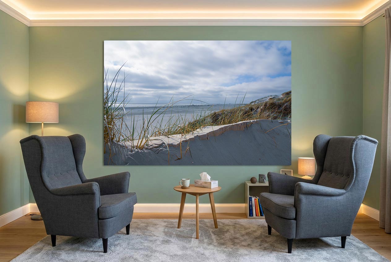 Bilder für Psychotherapie Praxis: XXL Wandbild mit Dünenkamm und weitem Blick an Hauptwand im Therapie-Sitzungsraum hinter Ohrensesseln.