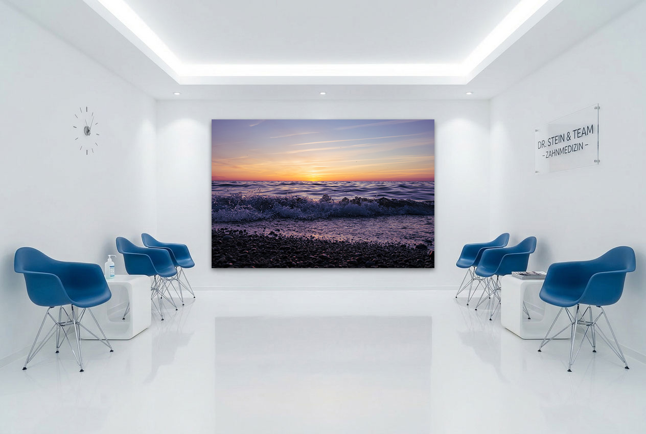 Praxiseinrichtung Bilder: XXL Meerbild mit lila-goldenem Sonnenuntergang an Wand im weißen Wartezimmer einer Zahnarztpraxis mit blauen Schalenstühlen.