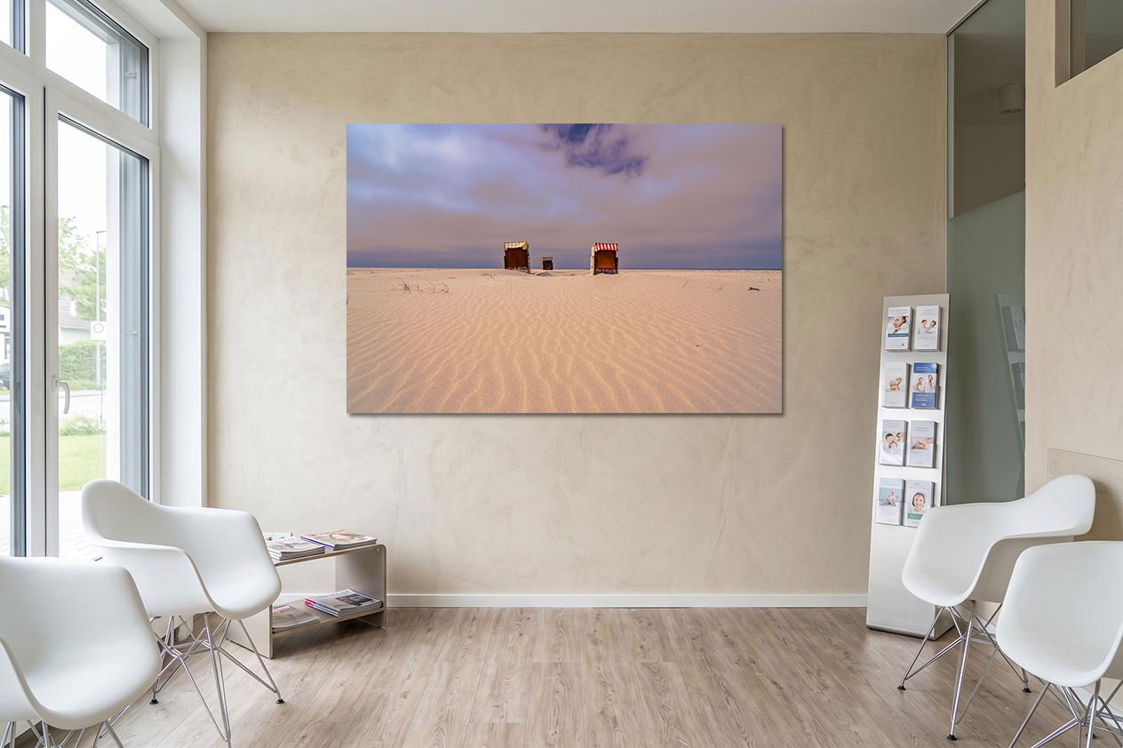 Praxiseinrichtung Bilder: XXL Alu-Dibond Bild mit zwei Strandkörben auf Sandribbeln an Wand im kleinen Wartezimmer mit weißen Schalenstühlen.