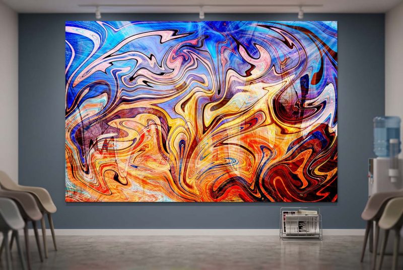 Spirituelle Kunst für Arztpraxen: Digitalkunst NO53. DREAMLAND! von Jan-Karsten Stöver an dunkler Wand im Wartezimmer mit Stühlen im Anschnitt.