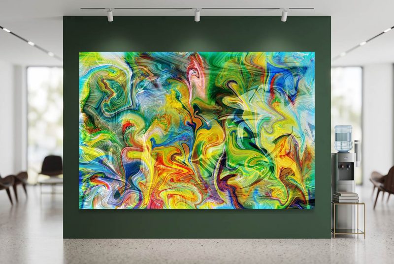 Spirituelles Kraftbild: Digitalkunst NO41. Spirit! von Jan-Karsten Stöver als XXXL Alu-Dibond an dunkelgrüner Wand im Krankenhaus-Aufenthaltsbereich.